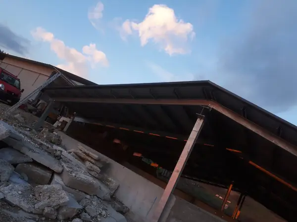 Copertura industriale in lamiera realizzata da G&G Carpenteria
