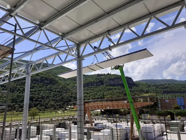 Posa di pannelli di copertura in cantiere