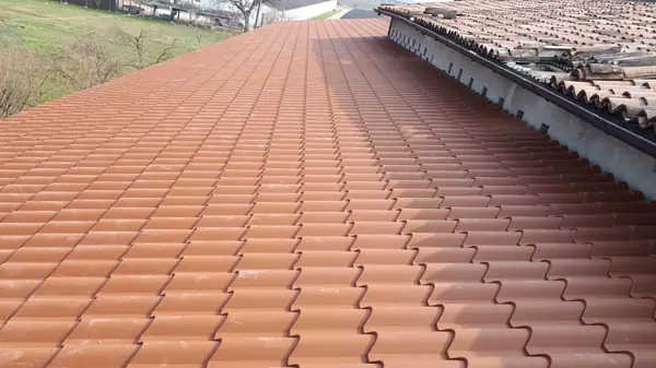 Copertura metallica a doppia falda su edificio produttivo