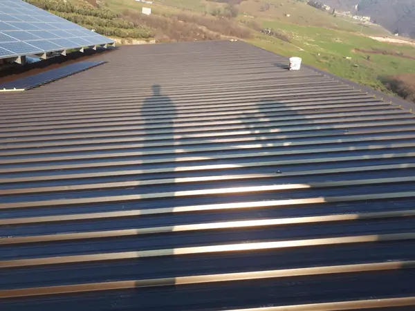 Tetto di capannone rifatto da G&G Carpenteria a Verona