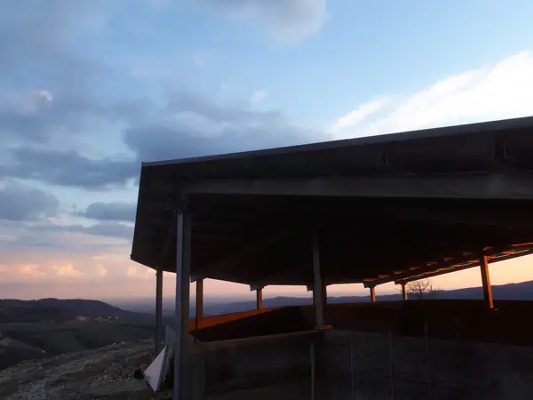Posa di pannelli di copertura in cantiere