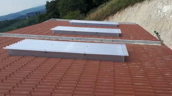 Cupolini per illuminazione naturale su tetto in tegole
