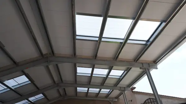 Posa di cupolini su copertura industriale a Verona