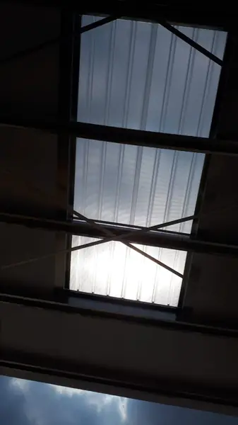 Lucernari in policarbonato installati su copertura