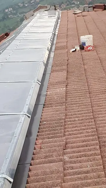 Lucernari in policarbonato installati su copertura