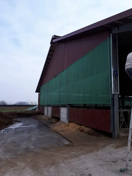 Nastro finestrato su parete di capannone industriale