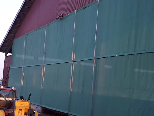 Pareti vetrate e serramenti su edificio prefabbricato