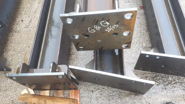 Struttura in acciaio con copertura metallica su edificio agricolo