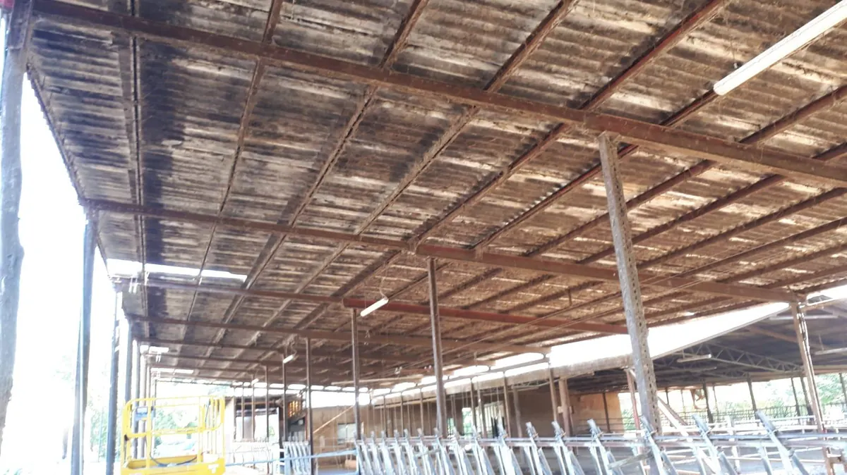 Copertura in cemento amianto prima della bonifica