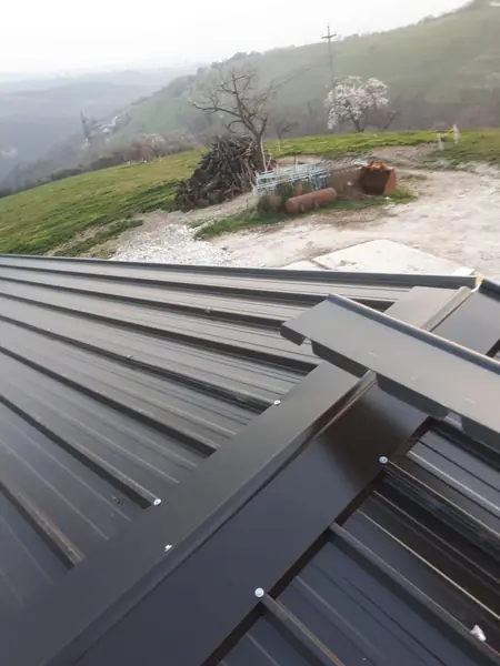 Montaggio di copertura su struttura reticolare in acciaio