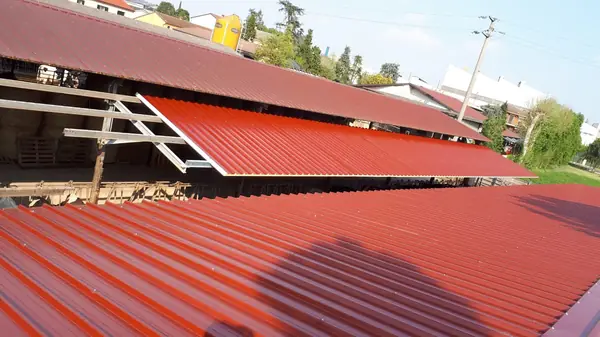 Posa di pannelli di copertura in cantiere