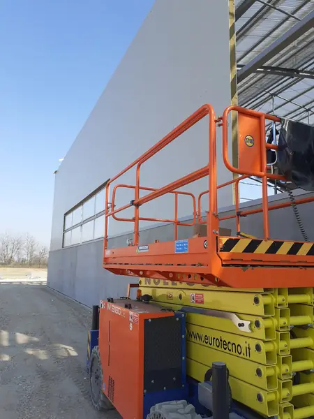 Pareti vetrate e serramenti su edificio prefabbricato
