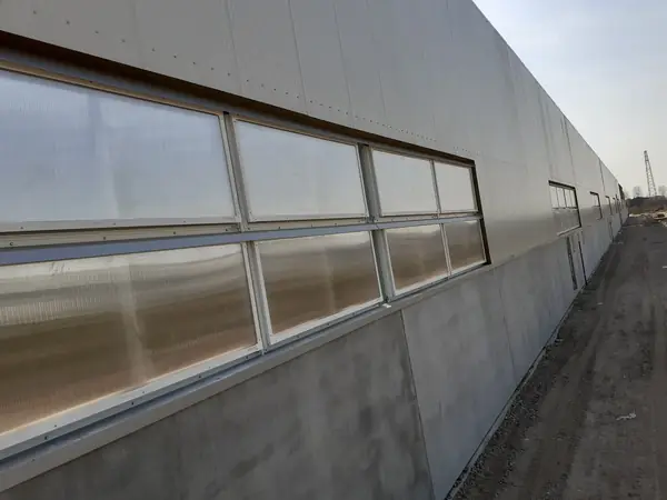 Serramenti metallici su misura per edificio produttivo
