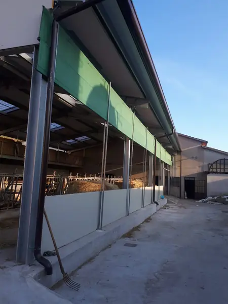 Serramenti metallici su misura per edificio produttivo