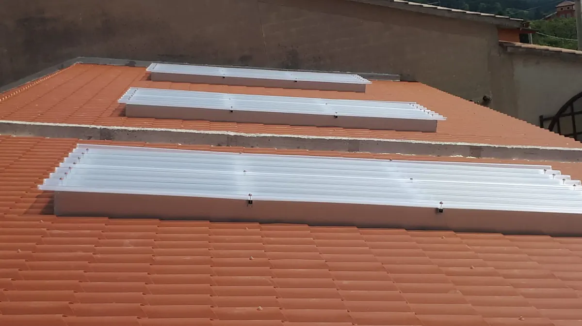 Lucernari in policarbonato installati su copertura