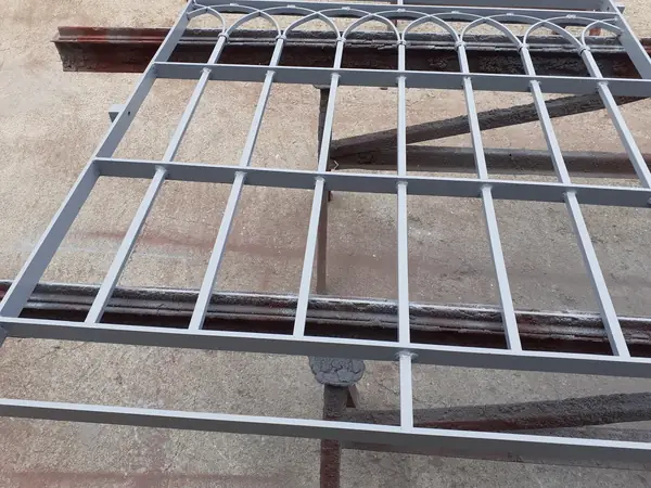 Ringhiera metallica su misura lavorata in officina